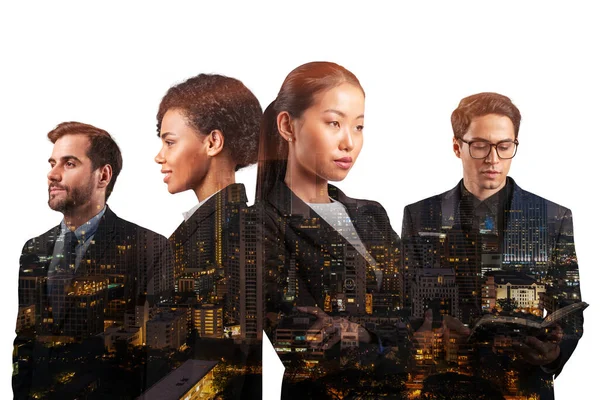 Двойное разоблачение четырех молодых, успешных бизнесменов, стоящих перед азиатским городом Бангкоком. Концепция совместной работы международной команды. Ночь. — стоковое фото