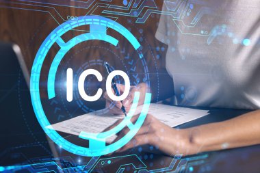 Ofiste bilgisayarda daktilo eden bir iş kadını. ICO ikon hologramı. Çift pozlama.