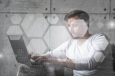 Dünya 'yı daha iyi bir yer haline getirecek yeni teknolojiler geliştirmek için dizüstü bilgisayar kullanan ciddi bir beyaz yönetici. Çifte maruziyet. Soyut teknoloji hologramı.