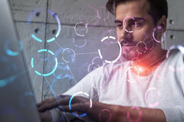 Dünya 'yı daha iyi bir yer haline getirecek yeni teknolojiler geliştirmek için dizüstü bilgisayar kullanan ciddi bir beyaz yönetici. Çifte maruziyet. Soyut teknoloji hologramı.