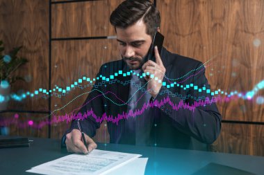 Ofiste telefon ve borsa grafiği ve grafik hologramından bahsederken evrakları imzalayan bir adam. Çifte maruziyet. Resmi giysi.