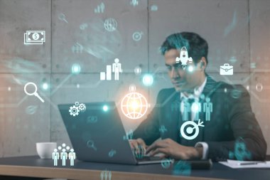 Ofisteki işadamı dizüstü bilgisayarla çalışıyor, işe fintech yaklaşımını geliştiriyor, yeni fırsatlar için veri topluyor. Çift pozlama.