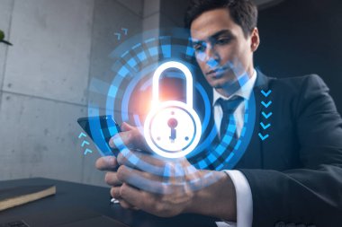 Ofiste Smartphone ile çalışan bir adam iş bilgilerini korumak için yeni teknolojiler arıyor. Hologramı kilitle, daktilo kullan. Çift pozlama.