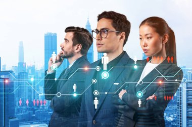 İş amaçlarına ulaşmak için sosyal medya pazarlama stratejisi üzerinde çalışan bir grup SMM uzmanı. Kuala Lumpur arkaplanı üzerinde hologram simgeleri.