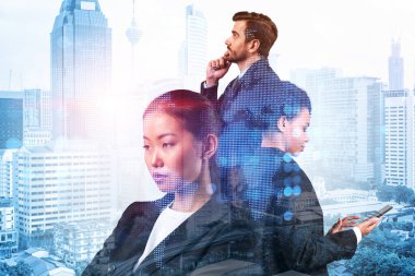 İş amaçlarına ulaşmak için sosyal medya pazarlama stratejisi üzerinde çalışan bir grup SMM uzmanı. Kuala Lumpur arkaplanı üzerinde hologram simgeleri.