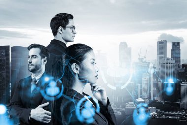 İş amaçlarına ulaşmak için sosyal medya pazarlama stratejisi üzerinde çalışan bir grup SMM uzmanı. Singapur arkaplanı üzerinde hologram simgeleri.