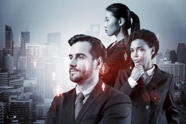 İş amaçlarına ulaşmak için sosyal medya pazarlama stratejisi üzerinde çalışan bir grup SMM uzmanı. Bangkok arkaplanı üzerinde hologram simgeleri.