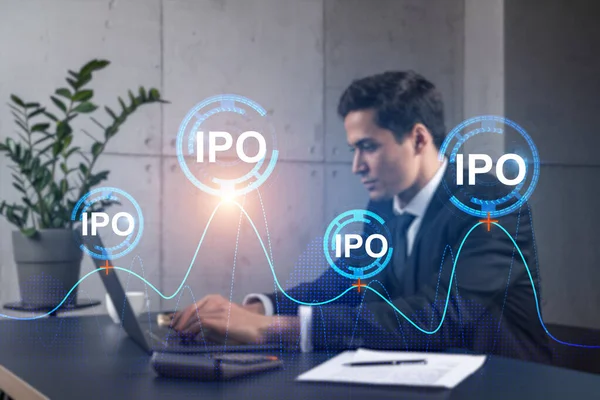 Empresario en la oficina que trabaja con la tecnología del ordenador portátil en línea ipo, la escritura de la computadora montar el dibujo de datos invertir concepto. Doble exposición. —  Fotos de Stock