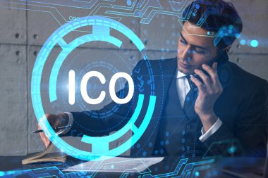 Adam ofisi sohbet telefonu kullanıyor. Mexico blok çizim konsepti. Çift pozlama.