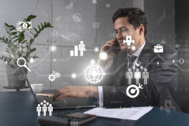Ofisteki işadamı dizüstü bilgisayarla çalışıyor, işe fintech yaklaşımını geliştiriyor, yeni fırsatlar için veri topluyor. Çift pozlama.