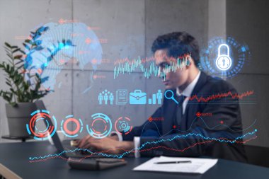 Ofisteki işadamı dizüstü bilgisayarla çalışıyor, işe fintech yaklaşımını geliştiriyor, yeni fırsatlar için veri topluyor. Çift pozlama.