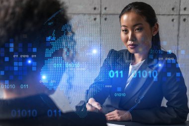 İki kadın tokalaşması. Dünya haritası hologramı. Çoklu maruz kalma. Uluslararası iş.