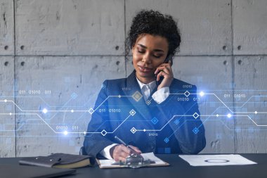 İş kadını telefonda konuşuyor ve ikili teknoloji hologramı. Çifte maruziyet. Güvenlik ağı kavramı.