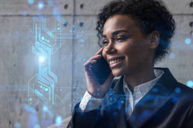 İş kadını telefonda konuşuyor ve ikili teknoloji hologramı. Çifte maruziyet. Güvenlik ağı kavramı.