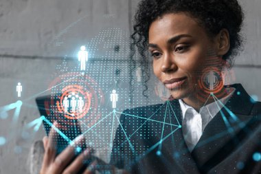 İş kadını telefonu kullanıyor, modern ofiste yeni bir proje üzerinde çalışıyor. Çifte maruziyet. Başarı kavramı. Sosyal ağ hologramı.