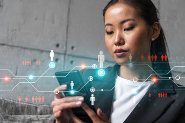 İş kadını telefonu kullanıyor, modern ofiste yeni bir proje üzerinde çalışıyor. Çifte maruziyet. Başarı kavramı. Sosyal ağ hologramı.