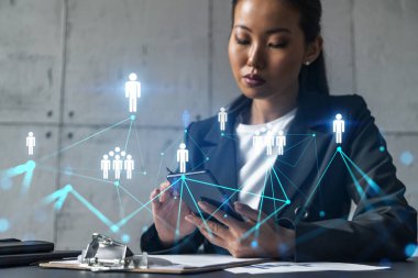 İş kadını telefonu kullanıyor, modern ofiste yeni bir proje üzerinde çalışıyor. Çifte maruziyet. Başarı kavramı. Sosyal ağ hologramı.