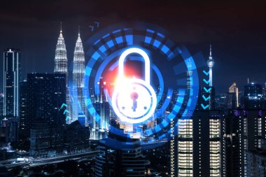 Parlayan Padlock hologramı, Kuala Lumpur, Malezya, Asya 'nın gece panoramik şehir manzarası. KL şirketlerini korumak için siber güvenlik kavramı. Çift pozlama.