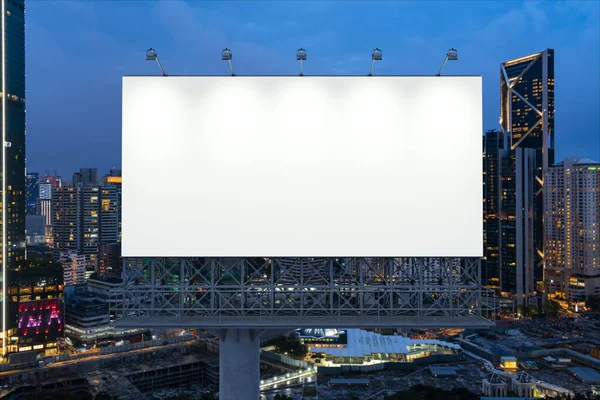 Cartellone bianco bianco bianco con sfondo paesaggio urbano KL di notte. Manifesto pubblicitario di strada, finto, rendering 3D. Vista frontale. Il concetto di comunicazione di marketing per promuovere o vendere l'idea. — Foto Stock