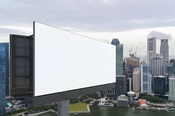 Cartellone bianco bianco bianco con Singapore sfondo paesaggio urbano durante il giorno. Manifesto pubblicitario di strada, finto, rendering 3D. Vista laterale. Il concetto di comunicazione di marketing o idea di vendita. — Foto Stock