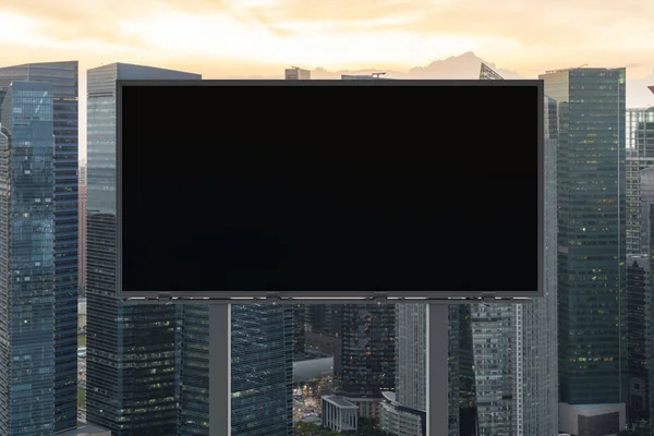 Panneau d'affichage de route noir blanc avec fond de paysage urbain de Singapour au coucher du soleil. Affiche publicitaire, maquette, rendu 3D. Vue de face. Le concept de communication marketing pour vendre l'idée. — Photo