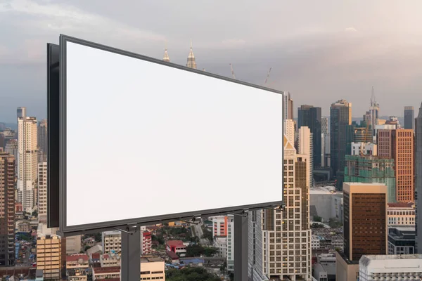 Billboard jalan putih kosong dengan latar belakang pemandangan kota Kuala Lumpur saat matahari terbenam. Poster iklan jalan, mock up, 3D rendering. Tampilan samping. — Stok Foto