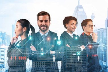 İş amaçlarına ulaşmak için sosyal medya pazarlama stratejisi üzerinde çalışan bir grup SMM uzmanı. Kuala Lumpur arkaplanı üzerinde hologram simgeleri.