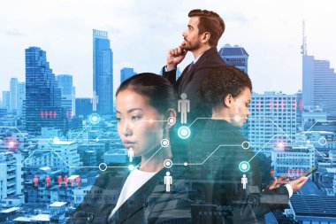 İş amaçlarına ulaşmak için sosyal medya pazarlama stratejisi üzerinde çalışan bir grup SMM uzmanı. Bangkok arkaplanı üzerinde hologram simgeleri.