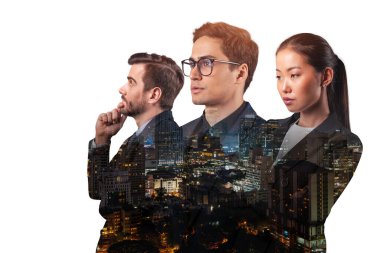 Asya 'nın Bangkok şehrinin önünde duran üç genç, başarılı, iş adamı, erkek ve kadın çifte pozlama. Sıkı çalışma ve öğrenim kavramı. Modern yaşam tarzı. Gece vakti..