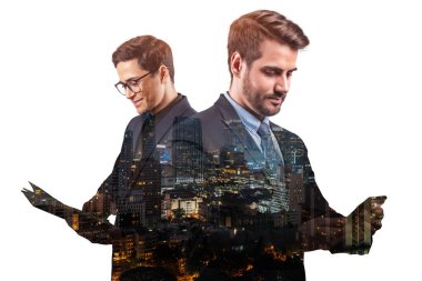 Asya 'nın Bangkok şehrinin arka planında duran iki genç, başarılı iş adamının çifte pozu. Takım çalışması kavramı. Gece vakti..