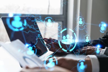 Kadın ve erkek sosyal medya projesinde birlikte çalışıyor. İnsanların ağ hologramının mavi bilgileri. Takım çalışması kavramı. Çift pozlama.