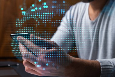 Telefonu kullanan adam. Akıllı telefon yazan eller. Dünya haritası hologramı ile çift pozlama. Kapatın. İnternet ve insanlar bağlantı kavramı.
