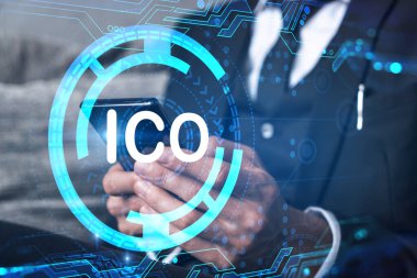 İş adamı telefondaki uygulamayı kullanarak arama ve analiz ediyor. ICO simgesi hologramı.