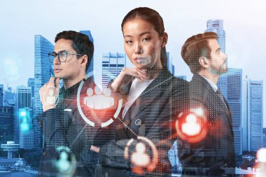 İş amaçlarına ulaşmak için sosyal medya pazarlama stratejisi üzerinde çalışan bir grup SMM uzmanı. Singapur arkaplanı üzerinde hologram simgeleri.