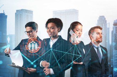 İş amaçlarına ulaşmak için sosyal medya pazarlama stratejisi üzerinde çalışan bir grup SMM uzmanı. Bangkok arkaplanı üzerinde hologram simgeleri.
