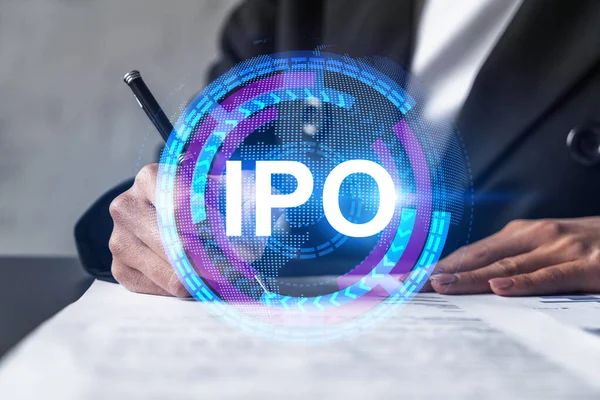 Женщина подписывает соглашение. Голограмма иконок IPO. Двойное воздействие. инвестиционная концепция. — стоковое фото