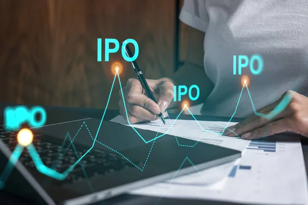 Женщина подписывает соглашение. Голограмма иконок IPO. Двойное воздействие. инвестиционная концепция. — стоковое фото