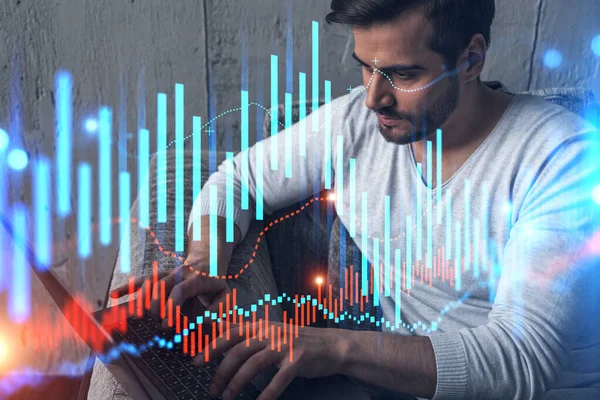 Un analyste caucasien sérieux dans les vêtements occasionnels, en utilisant un ordinateur portable pour procéder à la prévision du comportement boursier. Double exposition. Hologramme Forex. Concept de trading sur internet. — Photo