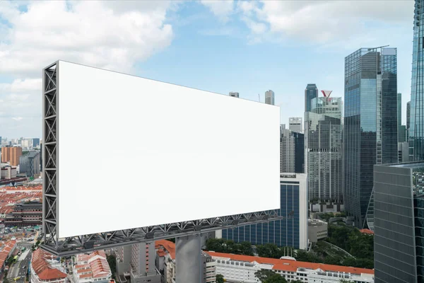 Panneau d'affichage blanc blanc avec fond de paysage urbain de Singapour à l'heure du jour. Affiche publicitaire, maquette, rendu 3D. Vue latérale. Le concept de communication marketing ou idée de vente. — Photo