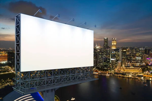 Panneau d'affichage blanc blanc avec fond de paysage urbain de Singapour la nuit. Affiche publicitaire, maquette, rendu 3D. Vue latérale. Le concept de communication marketing pour vendre l'idée. — Photo