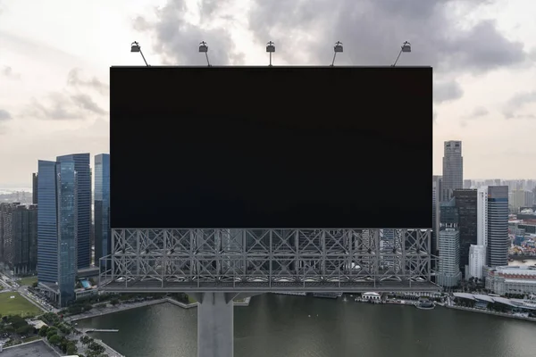 Panneau d'affichage de route noir blanc avec fond de paysage urbain de Singapour au coucher du soleil. Affiche publicitaire, maquette, rendu 3D. Vue de face. Le concept de communication marketing pour vendre l'idée. — Photo