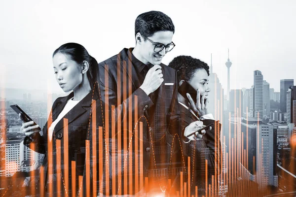 Група колег по бізнесу в костюмах в рамках багатонаціональної корпоративної команди працює над прогнозуванням торговельної корпоративної стратегії в фонді. Forex chart Куала-Лумпур на задньому плані. Подвійний вплив — стокове фото