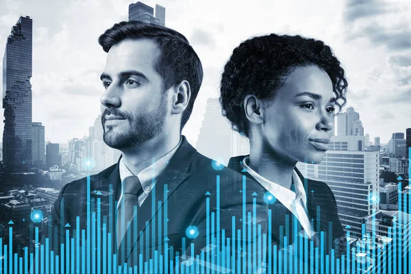 MBA mezuniyetinden sonra çok uluslu şirket takımındaki iki meslektaş kariyer fırsatları hayal ediyor. Şirket finans fonunda ticaret. Eski çizelge. Bangkok arka planda. Çift pozlama.