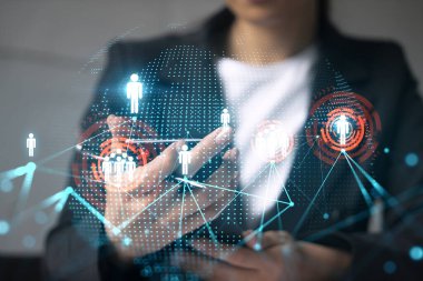 Ofiste akıllı telefon kullanan bir iş kadını. Sosyal medya ikonu hologramı. İş ağı konsepti. Çift pozlama.