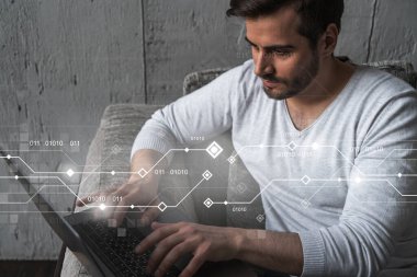 Sıradan giyinen ciddi bir beyaz adam yeni bir uygulama geliştirmek için dizüstü bilgisayar kullanıyor. Çifte maruziyet. Bilgi bağlantıları hologramı.