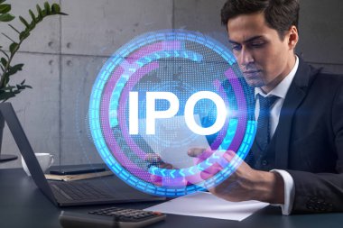 Ofisteki adam Datum Finansal ipo çizim konseptini düşünüyor ve hayal ediyor. Çift pozlama.