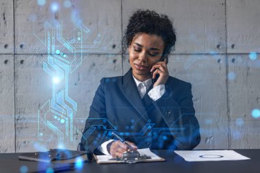 İş kadını telefonda konuşuyor ve ikili teknoloji hologramı. Çifte maruziyet. Güvenlik ağı kavramı.