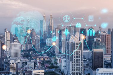 Parlak Araştırma simgelerinin hologramı. Kuala Lumpur 'un günbatımı panoramik şehir manzarası. Malezya, Asya 'da yeni hizmetler ve ürünler yaratmak için yenilikçi teknolojiler kavramı. Çift pozlama.