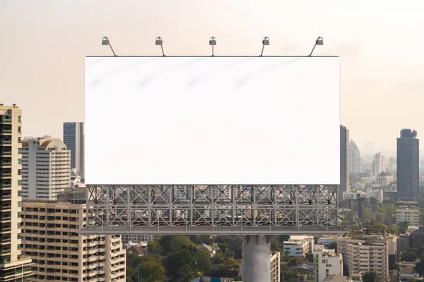 白茫茫的路标,曼谷城景背景,白天黑夜.街头广告海报，模拟，3D渲染。前面的景色推广或推销观念的营销传播概念. — 图库照片