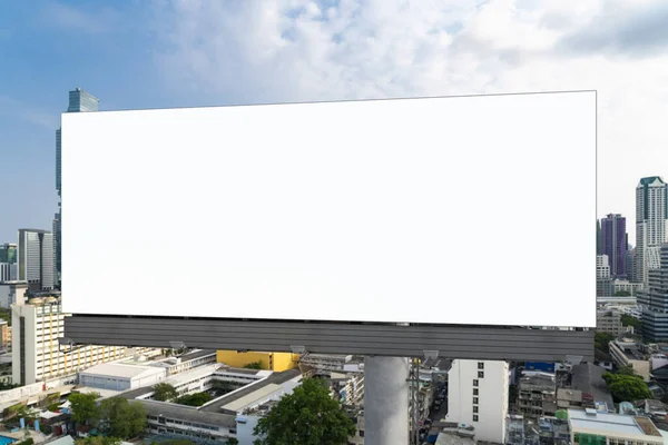 Üres fehér útjelző hirdetőtábla Bangkok városkép háttér nappal. Utcai reklám plakát, mock up, 3D renderelés. Előre nézz. A marketingkommunikáció koncepciója az ötletek népszerűsítésére vagy eladására. — Stock Fotó
